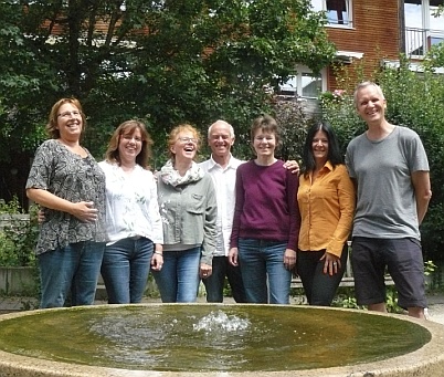 Abschlussfoto der erfolgreichen Teilnehmerinnen der 3. Homöopathie-Ausbilung (2016-2019) in Tübingen, mit dem Lehrerteam.